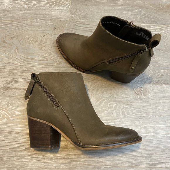 LIKE NEW Blondo waterproof ankle booties - Picture 4 of 12